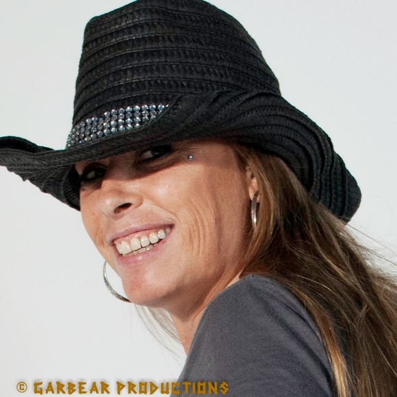 Meet your Posher, Cynthia - Picture 1 of 1